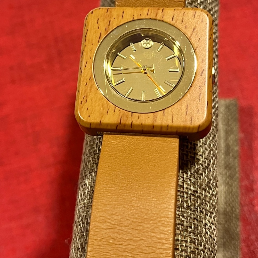 TORY BURCH AUTHENTIC ‘LIZZIE’ SQUARE FAUX WOOD DESIGN GENUINE LEATHER WATCH - Picture 4 of 17